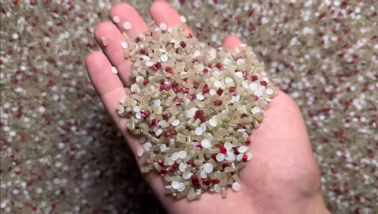 Sorted recycled plastic fibre material